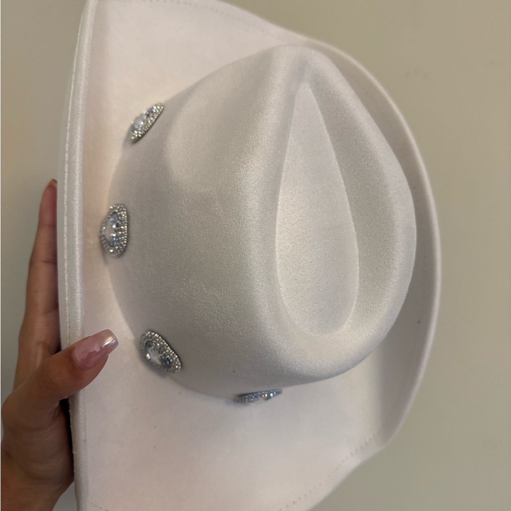 Elegant White Cowboy Hat with Silver Accents